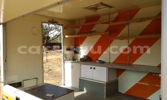 Acheter Occasion Utilitaire Mercedes‒Benz MB 100 D Beige à Bobo Dioulasso, Burkina-Faso Acheter Occasion Utilitaire Mercedes‒Benz MB 100 D Beige à Bobo Dioulasso, Burkina-Faso