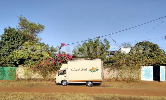 Acheter Occasion Utilitaire Mercedes‒Benz MB 100 D Beige à Bobo Dioulasso, Burkina-Faso Acheter Occasion Utilitaire Mercedes‒Benz MB 100 D Beige à Bobo Dioulasso, Burkina-Faso