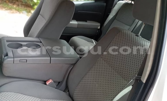 Sayi Na hannu Toyota Tundra White Mota in Ouagadougou a Burkina Faso Sayi Na hannu Toyota Tundra White Mota in Ouagadougou a Burkina Faso