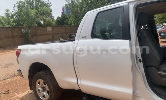 Sayi Na hannu Toyota Tundra White Mota in Ouagadougou a Burkina Faso Sayi Na hannu Toyota Tundra White Mota in Ouagadougou a Burkina Faso