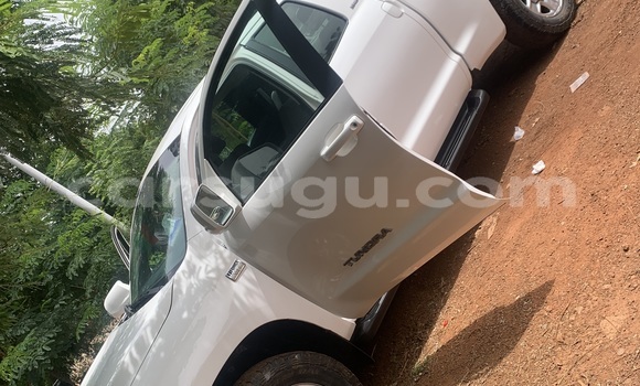 Sayi Na hannu Toyota Tundra White Mota in Ouagadougou a Burkina Faso Sayi Na hannu Toyota Tundra White Mota in Ouagadougou a Burkina Faso
