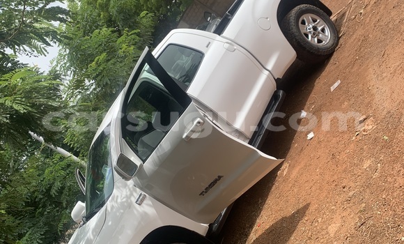Sayi Na hannu Toyota Tundra White Mota in Ouagadougou a Burkina Faso Sayi Na hannu Toyota Tundra White Mota in Ouagadougou a Burkina Faso
