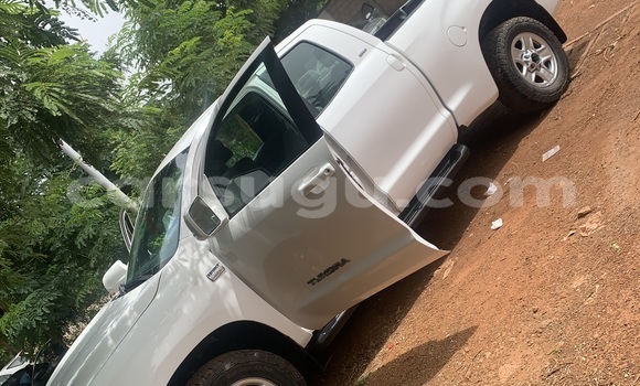 Sayi Na hannu Toyota Tundra White Mota in Ouagadougou a Burkina Faso Sayi Na hannu Toyota Tundra White Mota in Ouagadougou a Burkina Faso