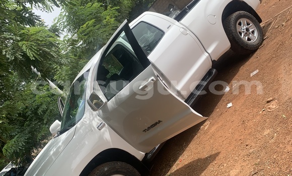 Sayi Na hannu Toyota Tundra White Mota in Ouagadougou a Burkina Faso Sayi Na hannu Toyota Tundra White Mota in Ouagadougou a Burkina Faso
