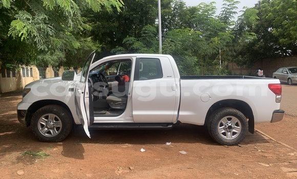 Sayi Na hannu Toyota Tundra White Mota in Ouagadougou a Burkina Faso Sayi Na hannu Toyota Tundra White Mota in Ouagadougou a Burkina Faso