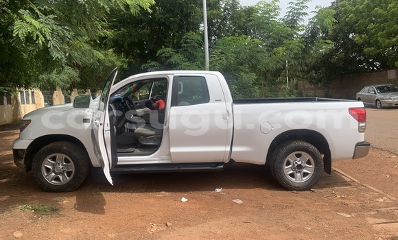 Sayi Na hannu Toyota Tundra White Mota in Ouagadougou a Burkina Faso Sayi Na hannu Toyota Tundra White Mota in Ouagadougou a Burkina Faso