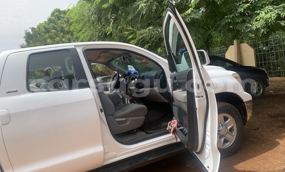 Sayi Na hannu Toyota Tundra White Mota in Ouagadougou a Burkina Faso Sayi Na hannu Toyota Tundra White Mota in Ouagadougou a Burkina Faso