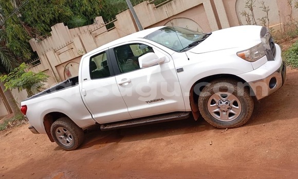 Sayi Na hannu Toyota Tundra White Mota in Ouagadougou a Burkina Faso Sayi Na hannu Toyota Tundra White Mota in Ouagadougou a Burkina Faso
