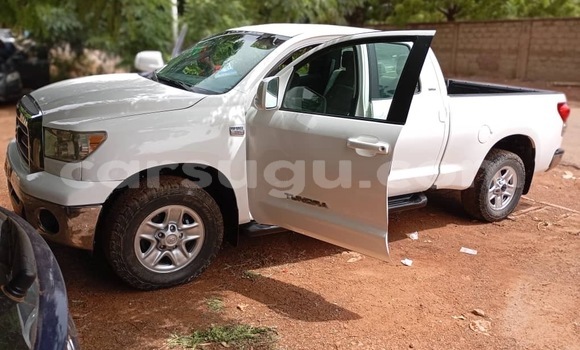 Sayi Na hannu Toyota Tundra White Mota in Ouagadougou a Burkina Faso Sayi Na hannu Toyota Tundra White Mota in Ouagadougou a Burkina Faso