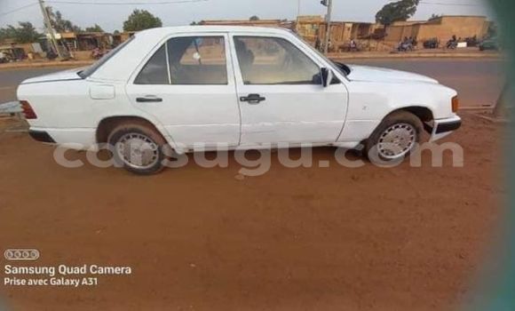 Acheter Occasion Voiture Mercedes-Benz 250 Blanc à Bobo Dioulasso, Burkina-Faso