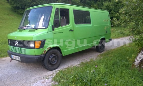 Acheter Occasion Utilitaire Mercedes‒Benz 407D Vert à Bobo Dioulasso, Burkina-Faso