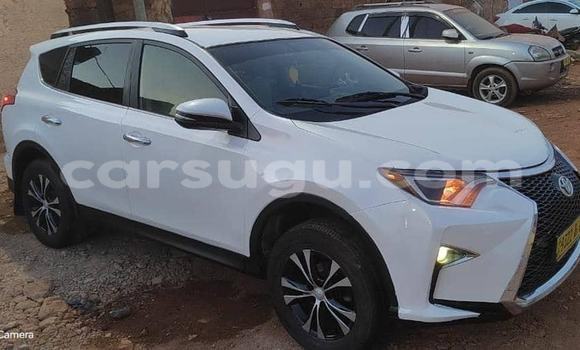 Sayi Na hannu Toyota RAV4 White Mota in Ouagadougou a Burkina Faso Sayi Na hannu Toyota RAV4 White Mota in Ouagadougou a Burkina Faso