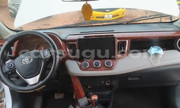 Sayi Na hannu Toyota RAV4 White Mota in Ouagadougou a Burkina Faso Sayi Na hannu Toyota RAV4 White Mota in Ouagadougou a Burkina Faso