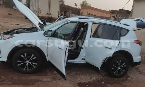 Sayi Na hannu Toyota RAV4 White Mota in Ouagadougou a Burkina Faso Sayi Na hannu Toyota RAV4 White Mota in Ouagadougou a Burkina Faso