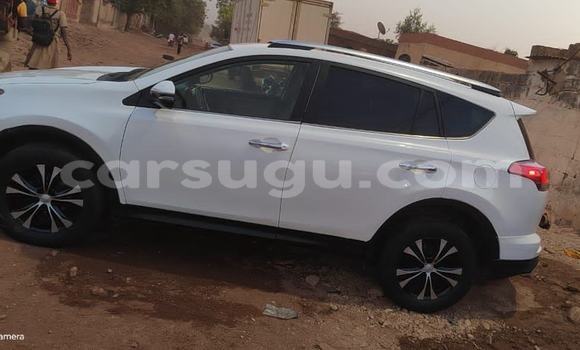 Sayi Na hannu Toyota RAV4 White Mota in Ouagadougou a Burkina Faso Sayi Na hannu Toyota RAV4 White Mota in Ouagadougou a Burkina Faso
