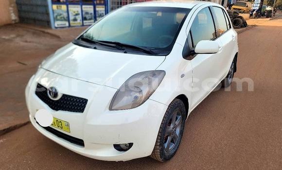 Sayi Na hannu Toyota Yaris White Mota in Ouagadougou a Burkina Faso Sayi Na hannu Toyota Yaris White Mota in Ouagadougou a Burkina Faso
