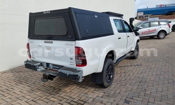 Sayi Na hannu Toyota Hilux White Mota in Ouagadougou a Burkina Faso Sayi Na hannu Toyota Hilux White Mota in Ouagadougou a Burkina Faso