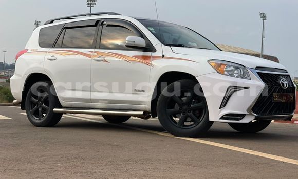 Sayi Na hannu Toyota RAV4 White Mota in Ouagadougou a Burkina Faso Sayi Na hannu Toyota RAV4 White Mota in Ouagadougou a Burkina Faso