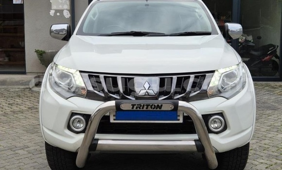 Sayi Na hannu Mitsubishi Triton White Mota in Ouagadougou a Burkina Faso Sayi Na hannu Mitsubishi Triton White Mota in Ouagadougou a Burkina Faso