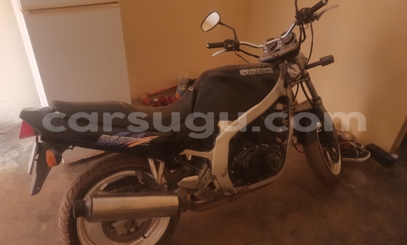 Sayi Na hannu Suzuki GS Black Motsi in Ouagadougou a Burkina Faso