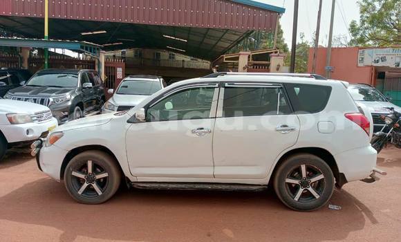 Acheter Occasion Voiture Toyota RAV4 Blanc à Ouagadougou, Burkina-Faso Acheter Occasion Voiture Toyota RAV4 Blanc à Ouagadougou, Burkina-Faso