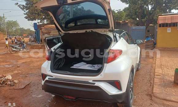 Acheter Occasion Voiture Toyota C-HR Blanc à Ouagadougou, Burkina-Faso Acheter Occasion Voiture Toyota C-HR Blanc à Ouagadougou, Burkina-Faso