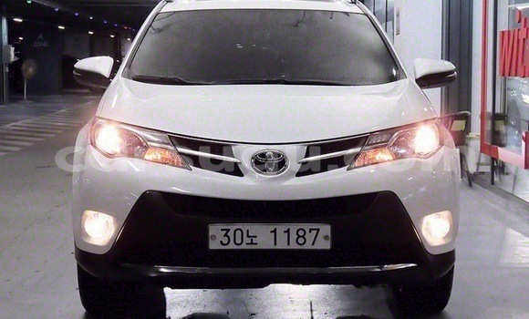 Acheter Occasion Voiture Toyota RAV4 Blanc à Ouagadougou, Burkina-Faso