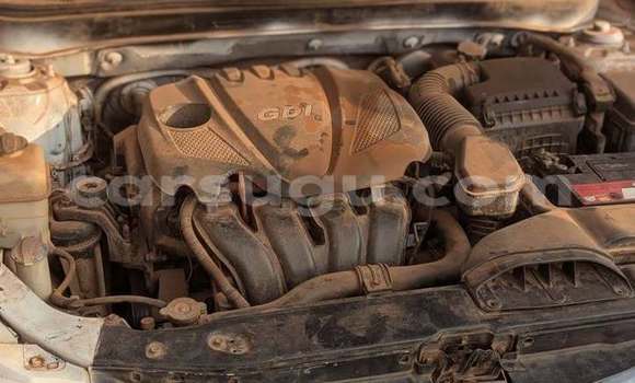 Sayi Na hannu Hyundai Sonata White Mota in Ouagadougou a Burkina Faso Sayi Na hannu Hyundai Sonata White Mota in Ouagadougou a Burkina Faso