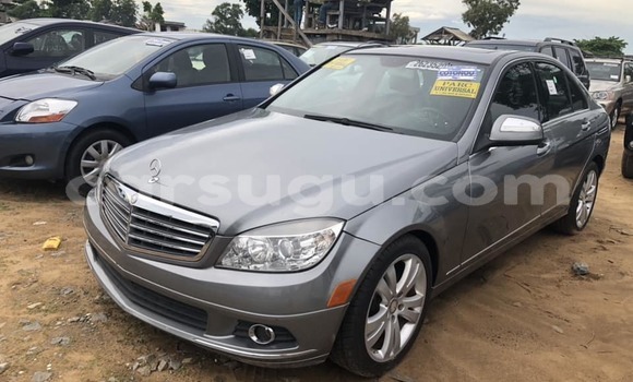 Sayi Na hannu Mercedes Viano Azurfa Mota in Ouagadougou a Burkina Faso