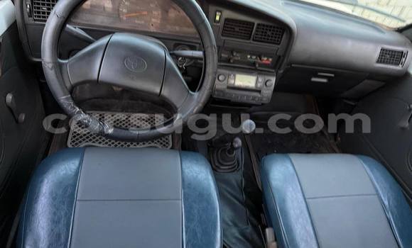 Sayi Na hannu Toyota Hilux White Mota in Ouagadougou a Burkina Faso Sayi Na hannu Toyota Hilux White Mota in Ouagadougou a Burkina Faso