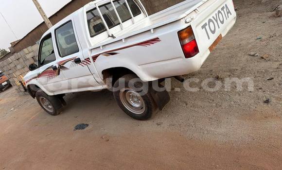 Sayi Na hannu Toyota Hilux White Mota in Ouagadougou a Burkina Faso Sayi Na hannu Toyota Hilux White Mota in Ouagadougou a Burkina Faso