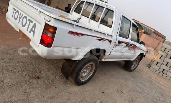 Sayi Na hannu Toyota Hilux White Mota in Ouagadougou a Burkina Faso Sayi Na hannu Toyota Hilux White Mota in Ouagadougou a Burkina Faso