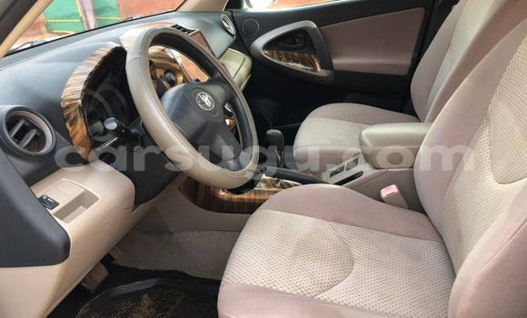 Sayi Na hannu Toyota RAV4 White Mota in Ouagadougou a Burkina Faso Sayi Na hannu Toyota RAV4 White Mota in Ouagadougou a Burkina Faso