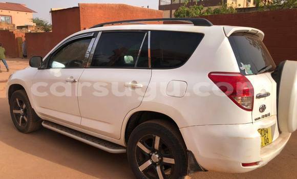 Sayi Na hannu Toyota RAV4 White Mota in Ouagadougou a Burkina Faso Sayi Na hannu Toyota RAV4 White Mota in Ouagadougou a Burkina Faso