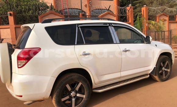 Sayi Na hannu Toyota RAV4 White Mota in Ouagadougou a Burkina Faso Sayi Na hannu Toyota RAV4 White Mota in Ouagadougou a Burkina Faso