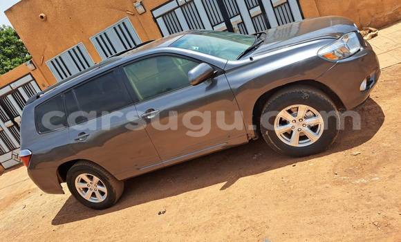 Sayi Na hannu Toyota Highlander Azurfa Mota in Ouagadougou a Burkina Faso Sayi Na hannu Toyota Highlander Azurfa Mota in Ouagadougou a Burkina Faso