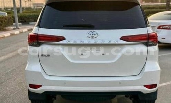 Acheter Occasion Voiture Toyota Fortuner Blanc à Ouagadougou, Burkina-Faso Acheter Occasion Voiture Toyota Fortuner Blanc à Ouagadougou, Burkina-Faso