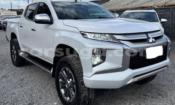 Buy Used Mitsubishi L200 White Car in Ouagadougou in Burkina Faso