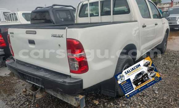 Sayi Na hannu Toyota Hilux White Mota in Ouagadougou a Burkina Faso Sayi Na hannu Toyota Hilux White Mota in Ouagadougou a Burkina Faso