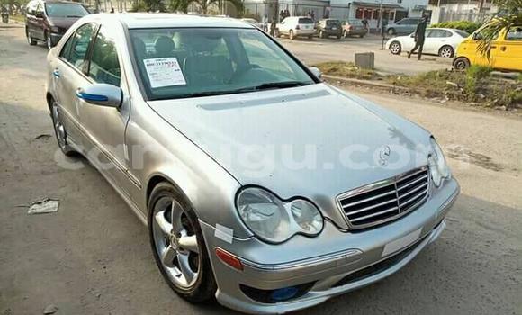 Sayi Na hannu Mercedes Viano Azurfa Mota in Ouagadougou a Burkina Faso