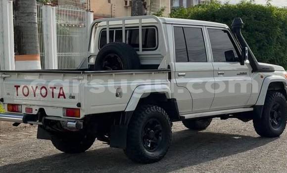 Acheter Occasion Voiture Toyota Land Cruiser Blanc à Ouagadougou, Burkina-Faso Acheter Occasion Voiture Toyota Land Cruiser Blanc à Ouagadougou, Burkina-Faso