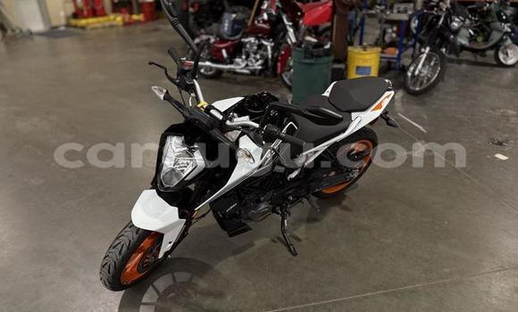 Sayi Na hannu KTM Duke Sauran Motsi in Ouagadougou a Burkina Faso Sayi Na hannu KTM Duke Sauran Motsi in Ouagadougou a Burkina Faso