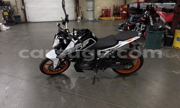 Sayi Na hannu KTM Duke Sauran Motsi in Ouagadougou a Burkina Faso Sayi Na hannu KTM Duke Sauran Motsi in Ouagadougou a Burkina Faso