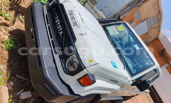 Acheter Occasion Voiture Toyota Land Cruiser Blanc à Ouagadougou, Burkina-Faso Acheter Occasion Voiture Toyota Land Cruiser Blanc à Ouagadougou, Burkina-Faso